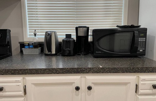 Gordon Head Bed & Breakfast | Renovated Suite 6 Minutes to UVIC and Beach – Modern Comforts & Pet-Friendly