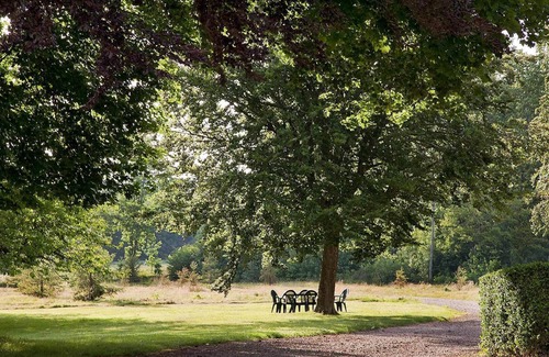 Joyeux Apartment | Rental-Gîte La Botte-Designer-Park view-Ensuite with Bath