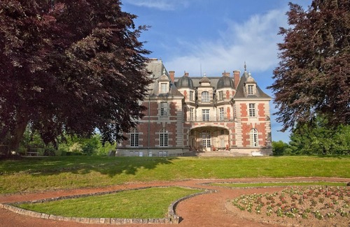 Joyeux Apartment | Rental-Gîte La Botte-Designer-Park view-Ensuite with Bath