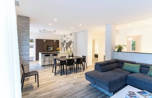 Nago-Torbole Apartment | Residenza The Rock, Appartamento Deluxe con Balcone, A/c, Parcheggio, Wi-fi