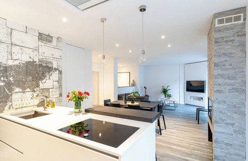 Nago-Torbole Apartment | Residenza The Rock, Appartamento Deluxe con Balcone, A/c, Parcheggio, Wi-fi