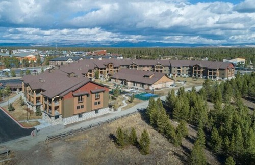 West Yellowstone Condo | Resort 1BD condo 1 block from Yellowstone gates with resort amenities