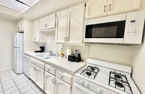 Santa Ana Condo | Resort Style Home near Beaches & Disneyland