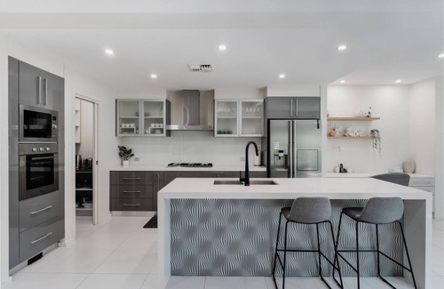 Forde House | Restful Family Retreat with Theatre and Parking