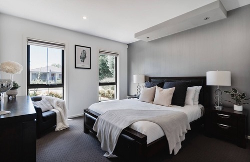 Forde House | Restful Family Retreat with Theatre and Parking