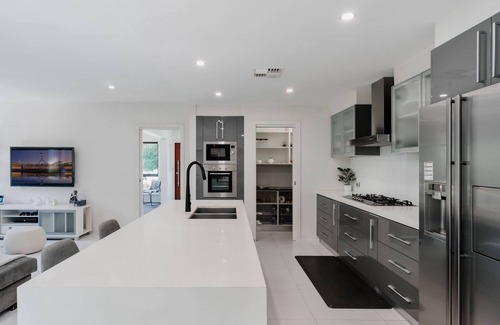 Forde House | Restful Family Retreat with Theatre and Parking