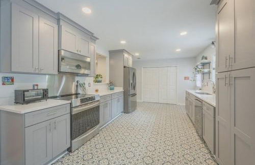 Athens House | Restful Riverside Residence w Firepit