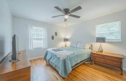 Athens House | Restful Riverside Residence w Firepit