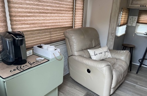 Canyon Lake Cabin | Retreat by the Creek, 2m from Whitewater, Hot tub, fire pit, River access!