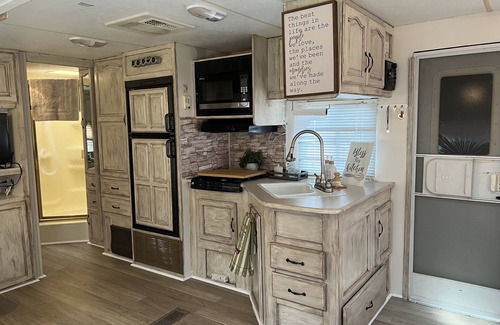 Canyon Lake Cabin | Retreat by the Creek, 2m from Whitewater, Hot tub, fire pit, River access!