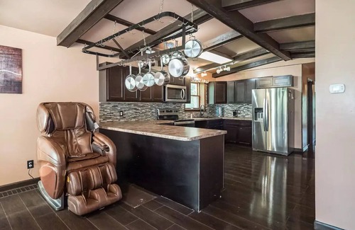 Ferguson House | Retreat Home, Swimming Pool, jacuzzi, sauna, Game room, Basketball Court .