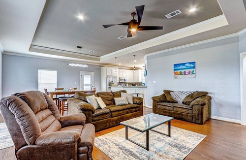 Crystal Beach House | Retreat | Steps to Beach | Large Deck | Sleeps 12