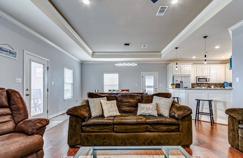 Crystal Beach House | Retreat | Steps to Beach | Large Deck | Sleeps 12