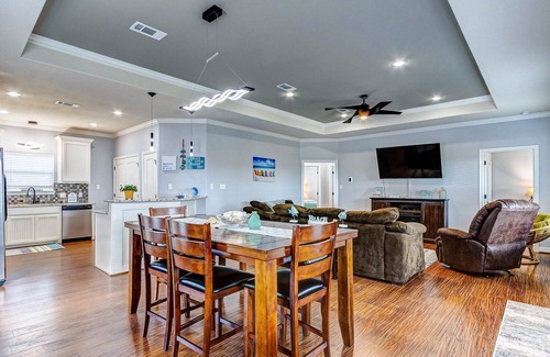 Crystal Beach House | Retreat | Steps to Beach | Large Deck | Sleeps 12