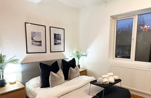 East Acton House | Retreat to a Stylish Ensuite in London