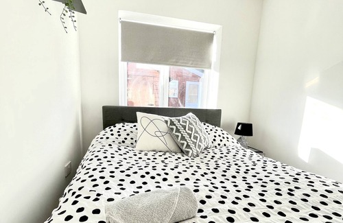 Olton Apartment | Retro: 3 bed, 2 en-suite apartment/ close to city centre with garden access