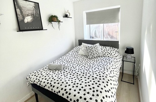 Olton Apartment | Retro: 3 bed, 2 en-suite apartment/ close to city centre with garden access