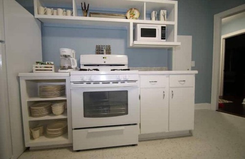 Rogers House | Retro 40s post-war charmer. Downtown ROGER