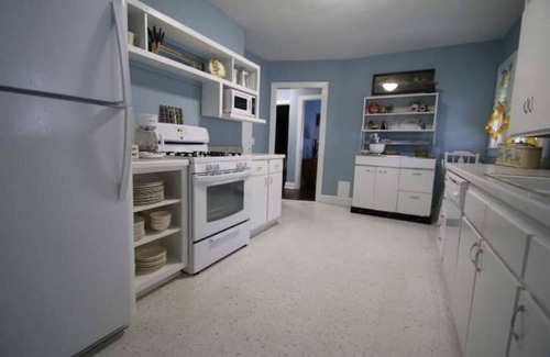 Rogers House | Retro 40s post-war charmer. Downtown ROGER