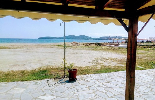 Nea Peramos Apartment | Retro beach house