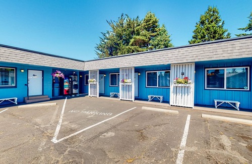 Bandon House | Retro getaway near beach with fast WiFI - walk to downtown shops & eateries