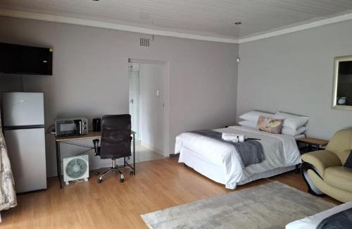 Vanderbijlpark House | Retro Guesthouse