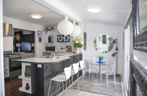 Cessnock Cottage | Retro Hidden Gem with Deck & BBQ, 10 mins To Wineries