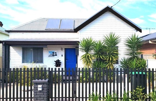 Cessnock Cottage | Retro Hidden Gem with Deck & BBQ, 10 mins To Wineries