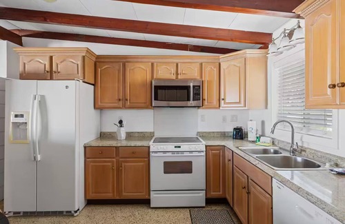 Laurel House | Retro Reef! Walk to Beach, Boats +Restaurants!