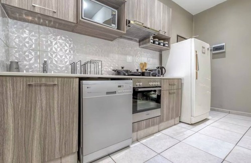 Greater Johannesburg Metropolitan Area Apartment | Retro Retreat | FREE Parking | Back Up Power | Cinema | Wifi