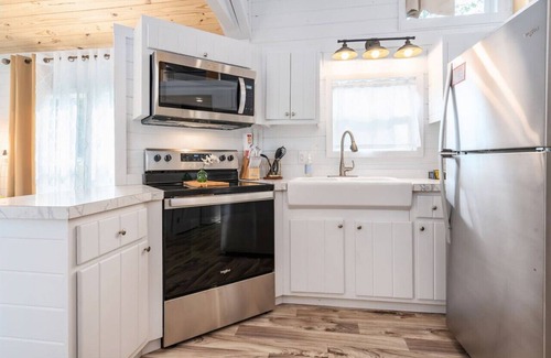Guntersville Cottage | Retro Themed Tiny House w/Boat Parking + Private Firepit & Minutes to Boat Launches