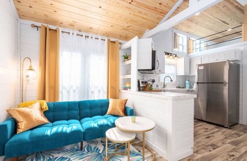 Guntersville Cottage | Retro Themed Tiny House w/Boat Parking + Private Firepit & Minutes to Boat Launches