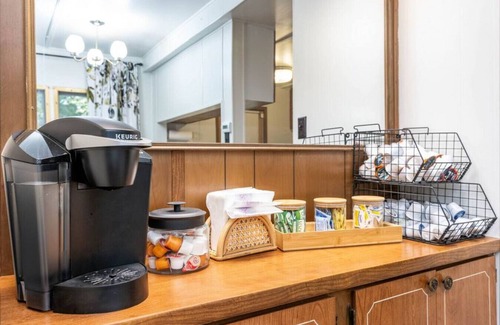 Paradise Estates House | Retro Trailer - Hot Tub, AC, near Mt Rainier Nat'l Park in Ashford, WA