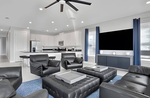 Reunion Villa | Reunion Luxury Villa w/Lake View & Game Room