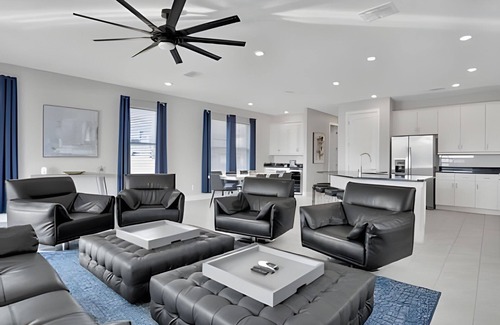 Reunion Villa | Reunion Luxury Villa w/Lake View & Game Room