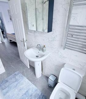 Ramsgate Apartment | Reverie Escape by Halisi