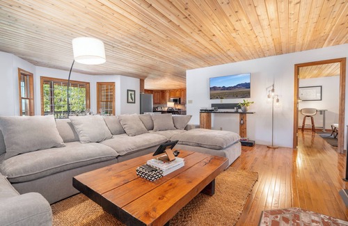 Doyle Cabin | Reverie Ranch @ Gold Mountain 136 Acre w/Lakeview & Nat'l Forest Access, Remote