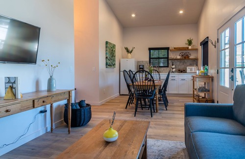 Paso Robles Cottage | Revine Lago-Vine Cottages-Luxury Suite with Private Hot Tub and Fire pit!