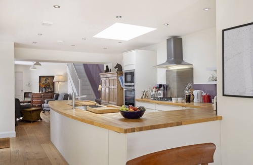 Vale of Glamorgan House | Rexton House is an attractive and spacious property enjoying a quiet location in the beautiful seasi