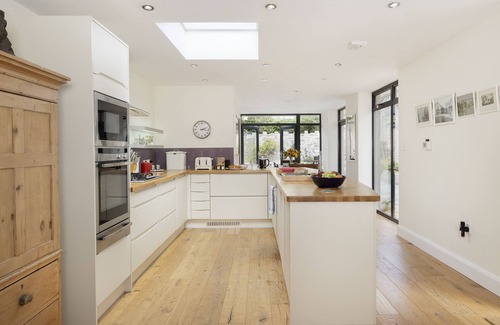 Vale of Glamorgan House | Rexton House is an attractive and spacious property enjoying a quiet location in the beautiful seasi