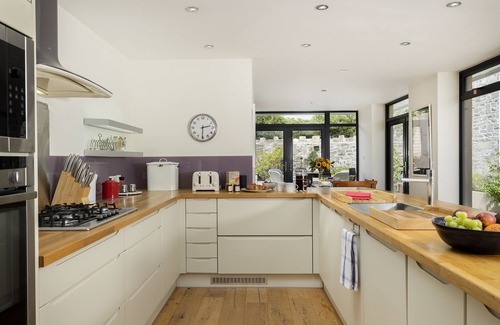 Vale of Glamorgan House | Rexton House is an attractive and spacious property enjoying a quiet location in the beautiful seasi