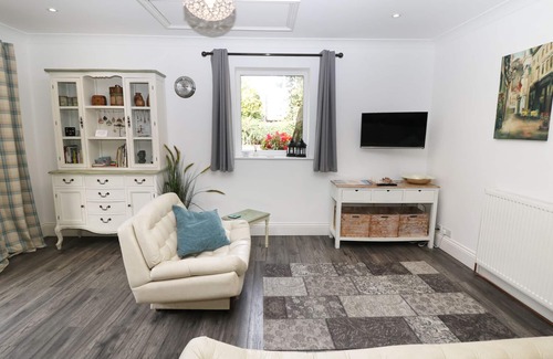 Hollow Meadows Cottage | Rhinegold Bungalow