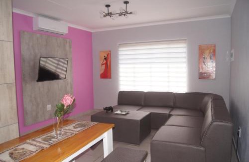 Moses Kotane House | Rhino House with 3 bedrooms next to Pilanesberg and Sun City