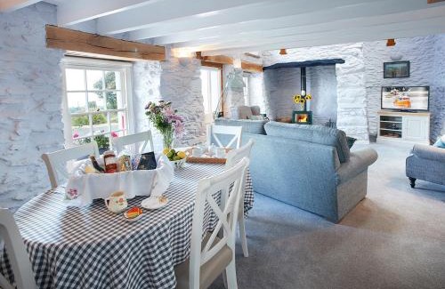 Dinas Cross House | Rhiwelli