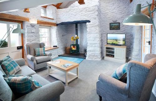 Dinas Cross House | Rhiwelli