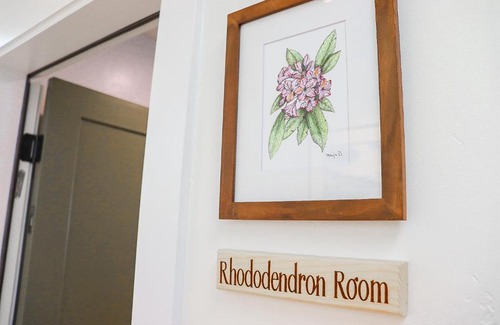 Gold Beach Hotel | Rhododendron Room at The Wildflower Inn