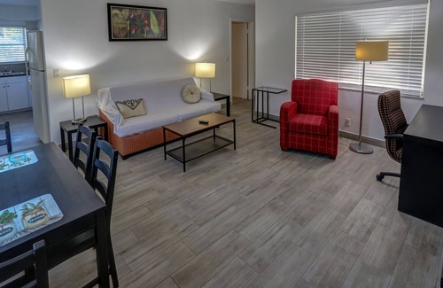 Hollywood Lakes Apartment | Richards Motel Courtyard