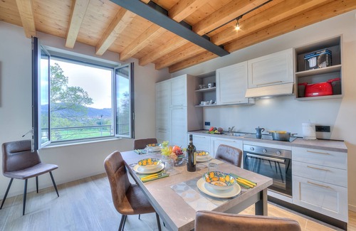 Roe Volciano Apartment | Ricomilla Family - Terrace & Parking, Roè Volciano, Italy