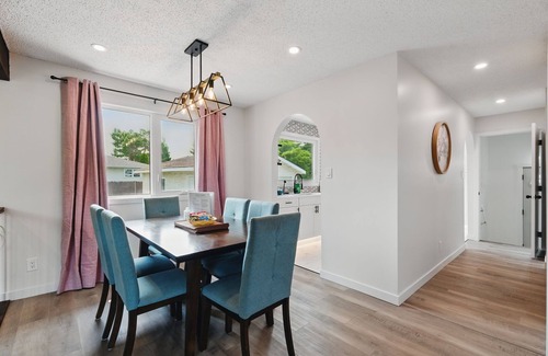 Southwest Edmonton House | Rideau -Cozy & Bright Vintage Home Ideal Location