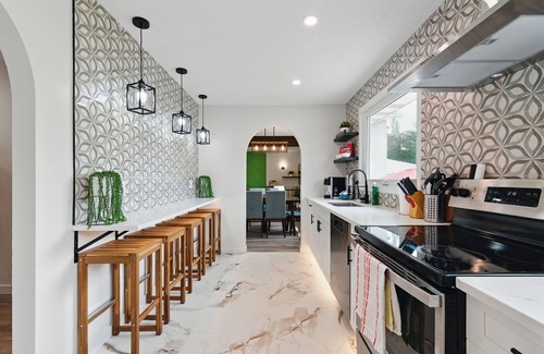 Southwest Edmonton House | Rideau -Cozy & Bright Vintage Home Ideal Location